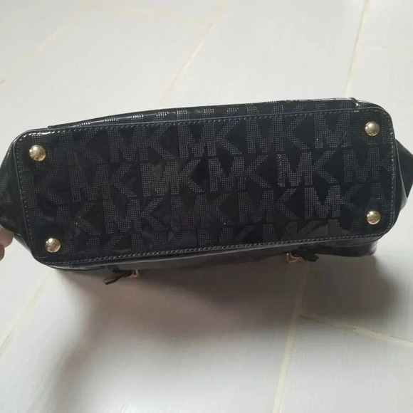 MICHAEL Michael Kors Black Signature Mirror PVC / Leather East West Zip Tote - Picture 6 of 16